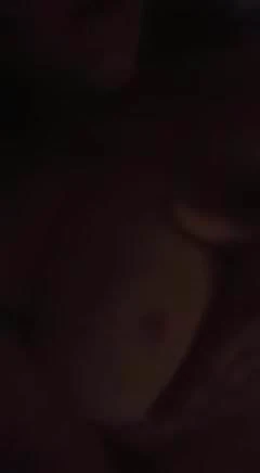 Товста дівчина пальцями і приходить
