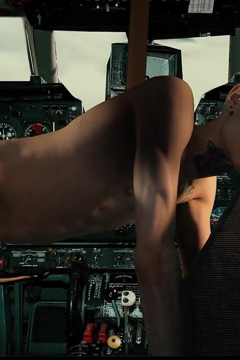 熱いセックスのために気を取られた飛行機のパイロット