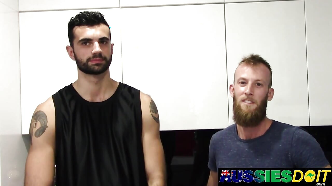 Skjeggete Tyla drar kuken sin raskt mens Eli hamrer den australske rumpa hans