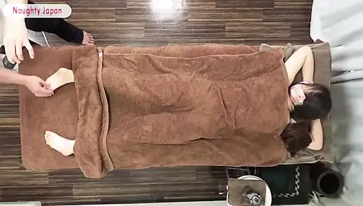 Aura si cewek cantik dengan tubuh mungil ini lagi asik nikmatin tubuh aduhainya sambil santai dan berlumuran minyak - bagian1