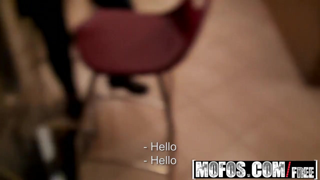 Mofos - 公共场合搭讪 - 女招待想要mar主演的小费