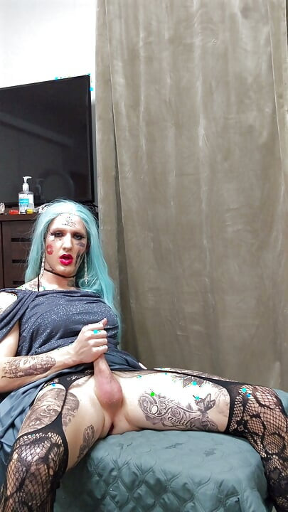 Femboy tatuată extrem de sexy se masturbează