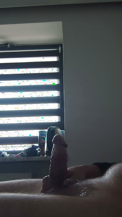 Masturbacja i twardy orgazm z fontanną spermy