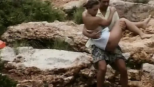 Sarışın hatun açık havada azdırıyor ve ranzmalı sikiş çılgınlığı