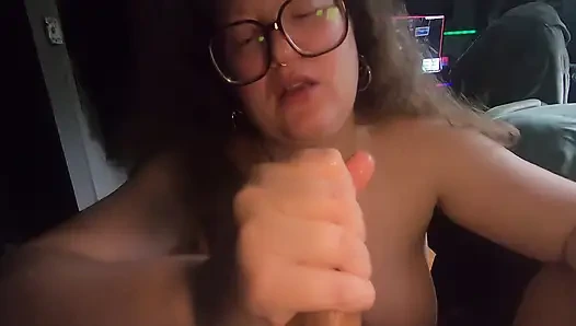 Unschuldiges strebsames molliges mädchen mit brille bittet ihn, in ihren mund zu kommen und weiter zu lutschen