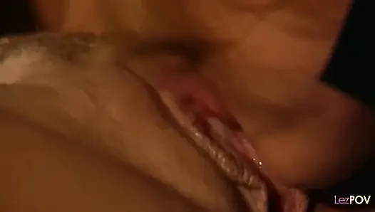 Süslü bir bar masasında yapışkan dildo ile ateşli lezbiyen aşk