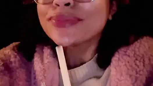 Cewek kentut setelah milkshake besar di bioskop