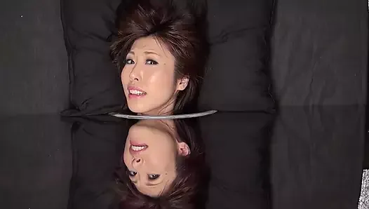 Porno asiatique japonais - une salope sexy se fait baiser par un doigt, puis chevauche