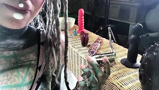 Geiles alternative tätowiertes mädchen zeigt ihr sexspielzeug mit arsch stopfen