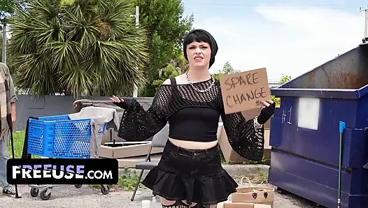 Dankbare raee ripley zeigt ihrem retter ethan genau, wie dankbar sie ist