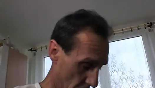 Молодая красивая возбужденная наслаждается сексом со своим отчимом