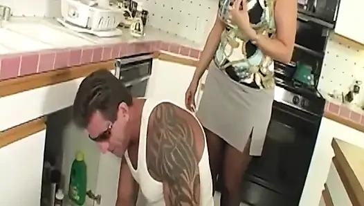 Reife brünette MILF lutscht großen schwanz und wird hart gefickt