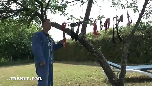 Bu sigara içen Fransız Arap Beurette sadakatsiz bir ev hanımı bahçıvan tarafından açık havada sikiliyor ve yüzüne boşaltılıyor