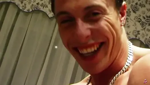 Heißer dreier mit dem mädchen aus dem sexshop.