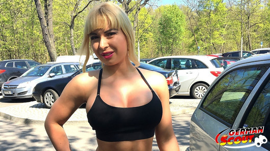 Exploradora alemana - adolescente de fitness habla con un casting anal loco