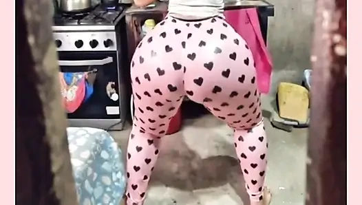 в розовых леггинсах