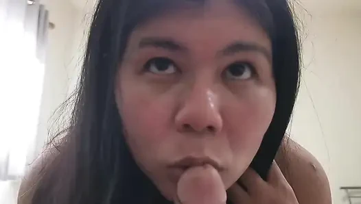 Aku membiarkan saudara tiriku mengisapku sampai aku muncrat.