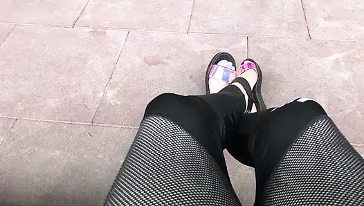 Meine neuen glänzenden sandalen und zehen necken im freien