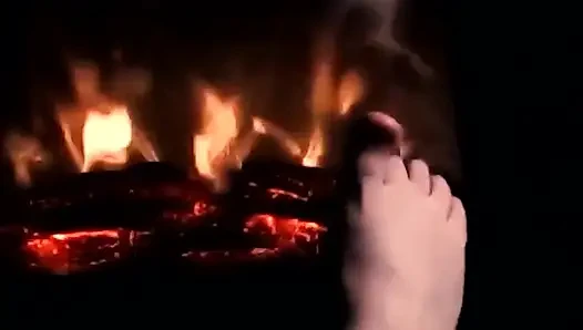 Ich wärfe meine Füße auf dem Feuer, damit sie warm und verschwitzt werden für deinen schwanz und deine eier