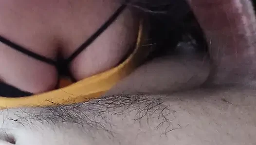 Istri toket besar nyepong kontol dari samping