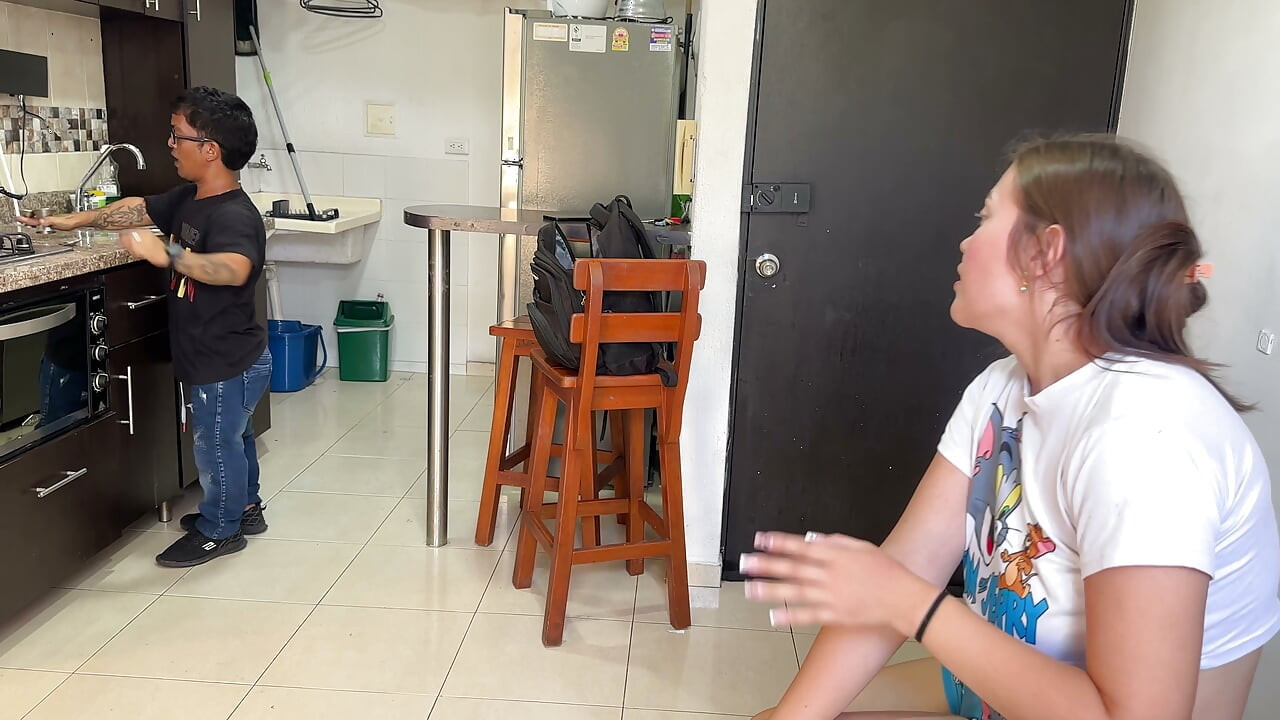 Tôi gọi anh bartender lùn bé xíu đến để chui vào lồn giàu sang của mình và bắn tinh đầy mặt. Tôi ngạc nhiên vì con cặc to lớn của anh ta.