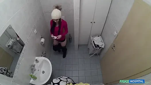 Doktor untersucht die hübsche muschi des patienten und verschreibt einen creampie