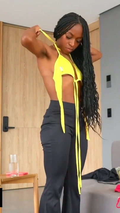 Une petite latina noire se fait sodomiser brutalement après s’être tapé une grosse bite blanche | Clip 1