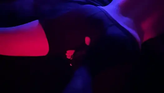 Gadis mendominasi pacarnya dengan masturbasi dan membuat pantatnya untuk pertama kalinya