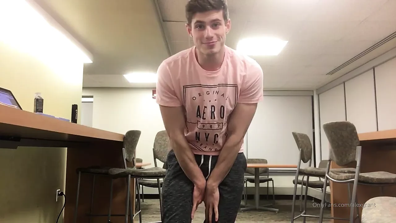 College jock jerks off in the common early in the morning