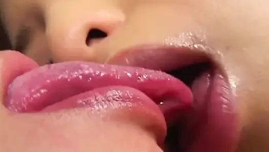 Cewek semok rambut cokelat ini lagi ngidam mainin pentilnya sepanjang malam