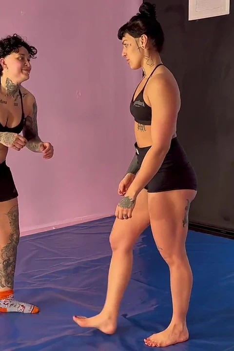 2 Hot Girls Grappling