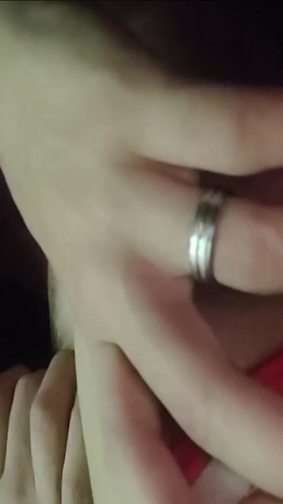 彼女が彼を待っている間、私は彼女の家の前で彼の精液を飲み込みました | クリップ 1