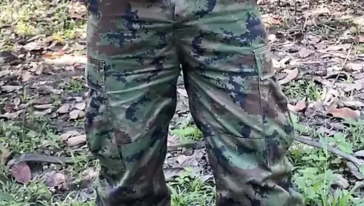 Solider дрочит и кончает на работе