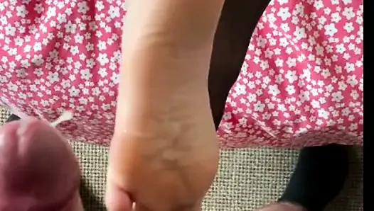 Footjob dengan banyak cum