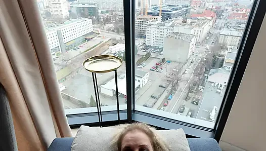 Süße MILF spreizte ihre Beine für einen jungen Schwanz