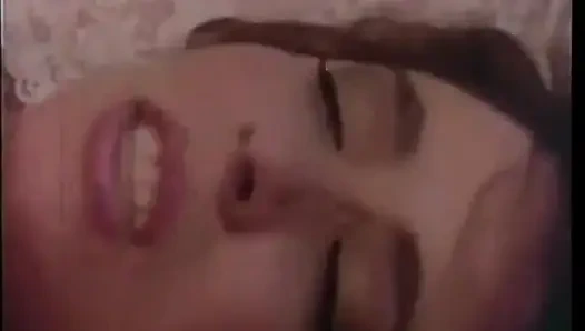 Memek berbulu cewek dewasa rambut cokelat ini dientot habis-habisan