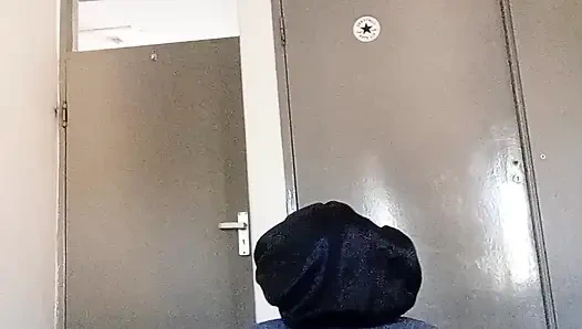 Растирая мои бобы, в конечном итоге, получается больше оргазма