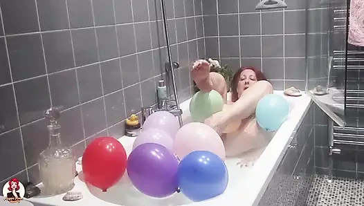 Ein bad nehmen und mit Ballons spielen