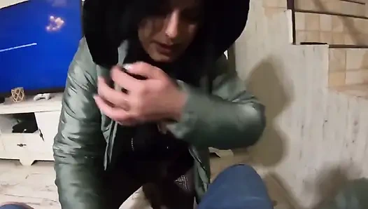 Enger jumpsuit, pelzige stiefel & schmutziger halsfick mit einem spermalecken-finish