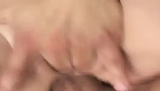 Blondes schätzchen in wilder oral- und fingerspiel mit arsch-zu-mund