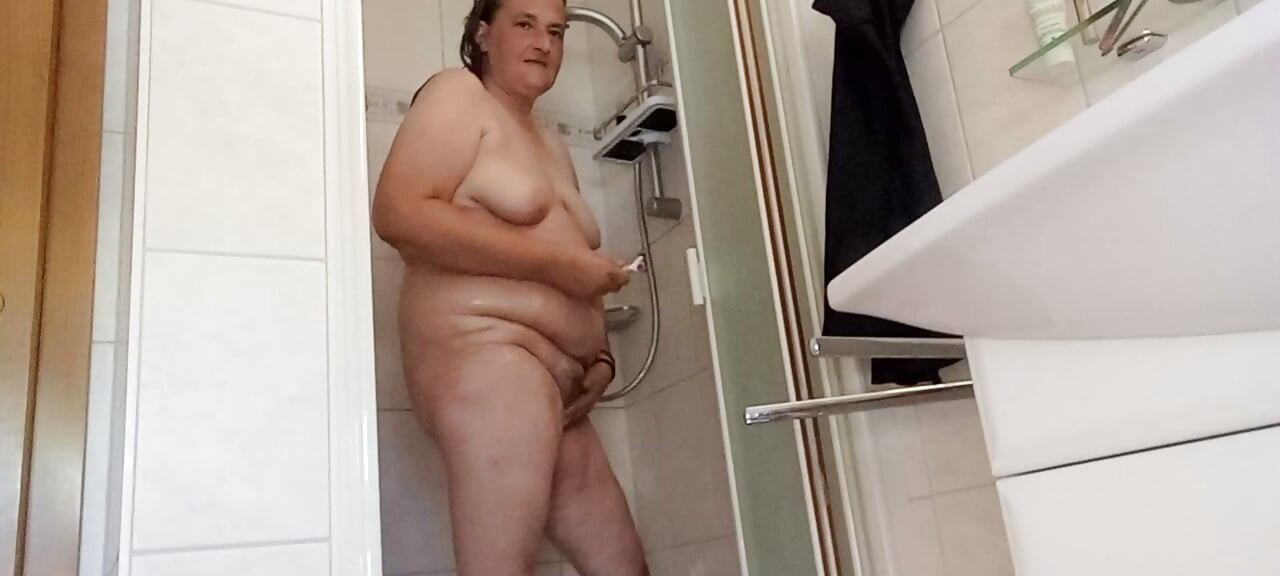 Mi cerdo panzón en la ducha