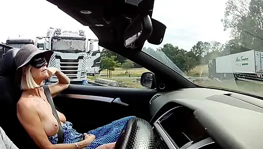 Tittenfick am dienstag mit verbundenen augen, spaß beim lkw-stopp