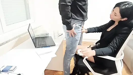 Wütende chefin fickte ihre büro-sekretärin hart und machte riesiges abspritzen auf lederstiefel