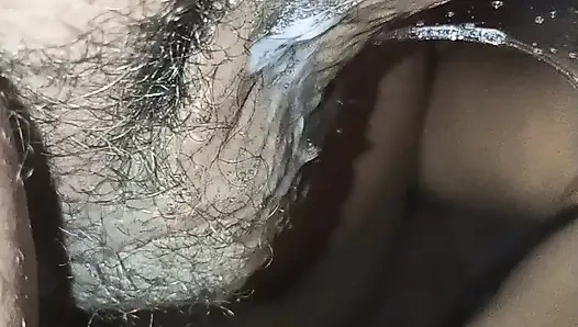 Penisini boğazından çıkarmadan emdi, sadece tamamen yumuşakken durdu.