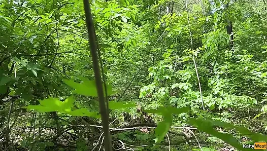 Mergokin seorang gadis lagi menggambar grafiti dan ngentot memeknya di hutan - crot di celana dalam