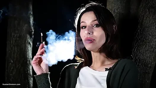 Tatlı Rus kız açık havada sigara içiyor