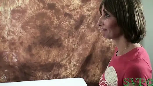 Neue stiefmutter weiß, wie man ihren stiefsohn umdenkt