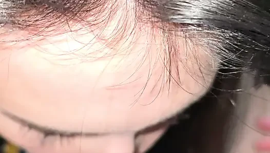 Gerçek orta yaşlı seksi kadın bar tuvaletlerinde sakso çekiyor ve yarak alıyor