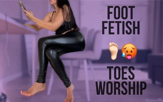 Apakah kamu cukup 1 jam untuk memuja kakiku dengan legging mengkilap?