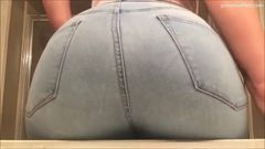 Большая латинская задница милфы в джинсах 2 (пердеж)